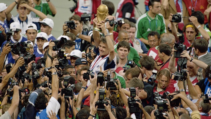 Наставник французов Эме Жаке с кубком мира