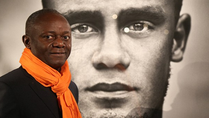 Пьер Компани рядом с портретом своего сына Венсана