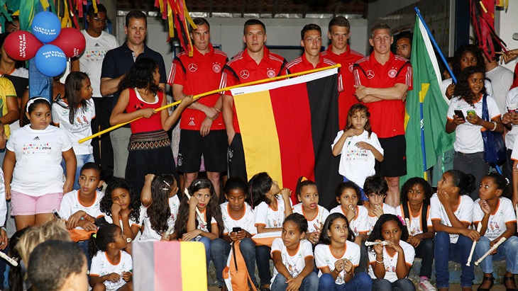 Футболисты сборной Германии в бразильской школе