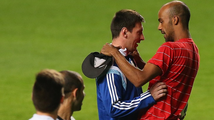 Он его обнимает, а не душит