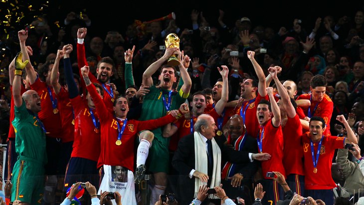 Испания с первым кубком мира в своей истории