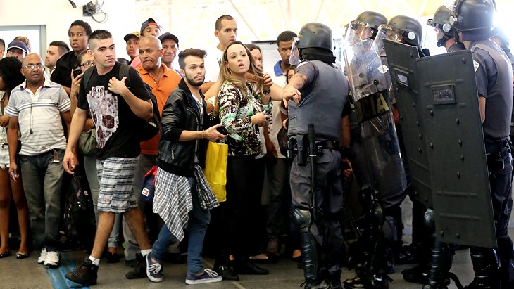 Полиция пытается успокоить протестующих 