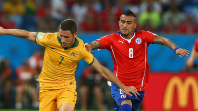 Артуро Видаль (слева)