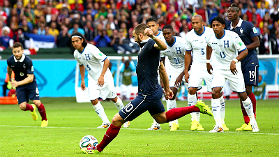 Карим Бензема забивает пенальти