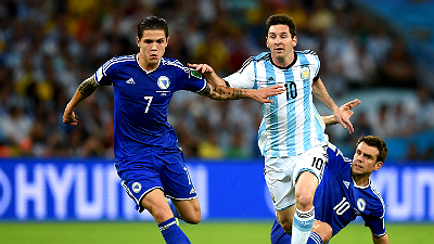 Лионель Месси (в центре)