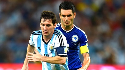 Эмир Спахич пытается догнать Лионеля Месси