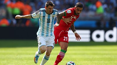 Лионель Месси рвется к воротам