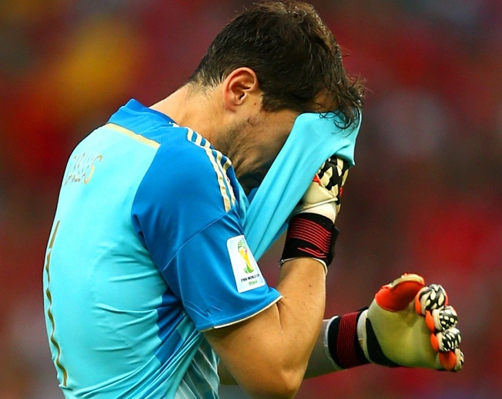 Икер Касильяс (Испания) был бледной тенью себя самого