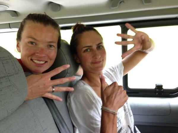 Волейболистки сборной Германии поддерживают футболистов