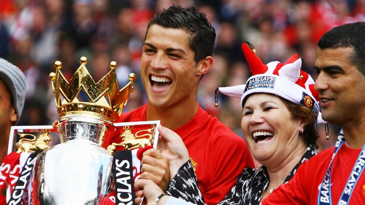 Роналду празднует завоевание золотых наград АПЛ с матерью. Май 2009 года