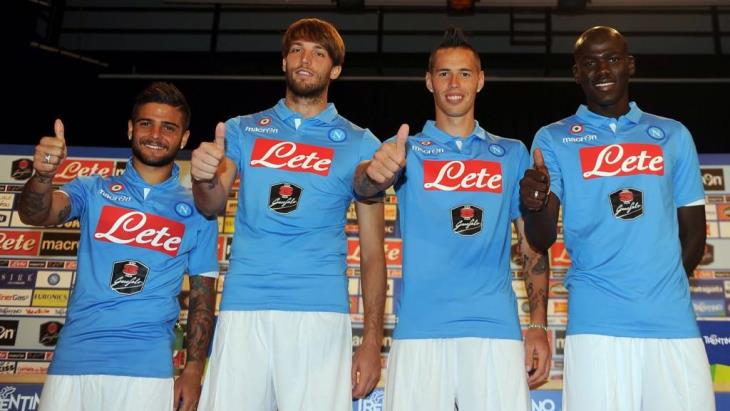 Домашняя форма «Наполи» на сезон 2014/15