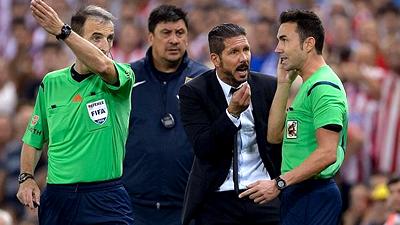 Диего Симеоне спорит с судьями