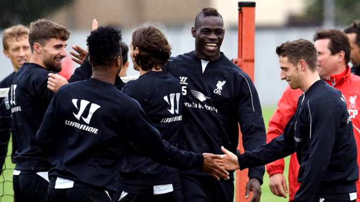 Марио Балотелли с партнерами по команде