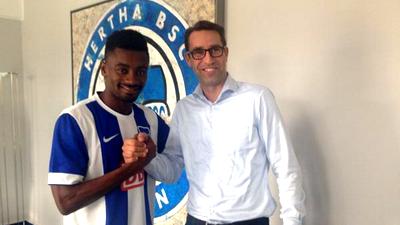 Саломон Калу и спортивный директор «Герты» Микаэль Притц