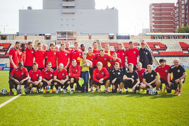 Футболисты «Амкара» со своим фанатом