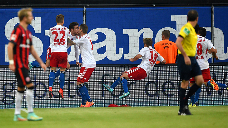 Игроки «Гамбурга» отмечают гол Николая Мюллера. Они еще не знают, что проиграют.