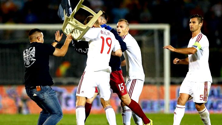 Некоторым сербским болельщикам удалось прорваться на футбольное поле