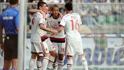 Футболисты «Милана» празднуют взятие ворот