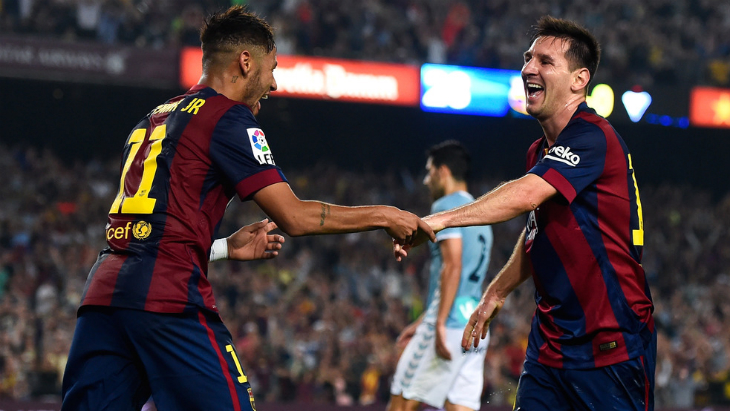 Лионель Месси принимает поздравления от Неймара