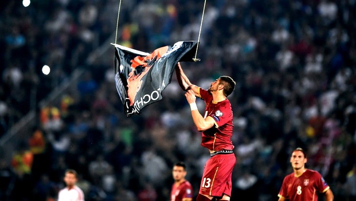 Стефан Митрович в эпизоде с сорванным баннером