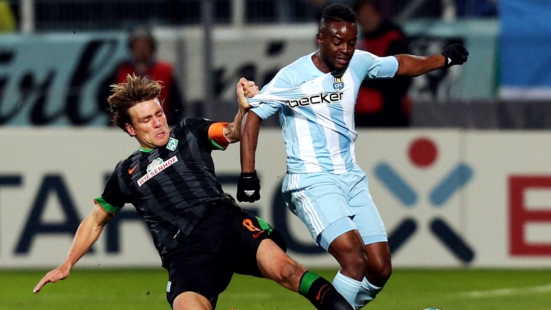 Клеменс Фриц (слева) ставит шлагбаум сопернику