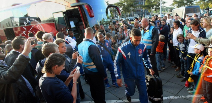 Футболисты «Аякса» опоздал на матч из-за пробки и услышали в свой адрес хит про наркоманов