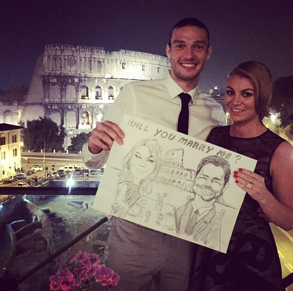 Судя по всему, девушка согласилась выйти замуж за футболиста