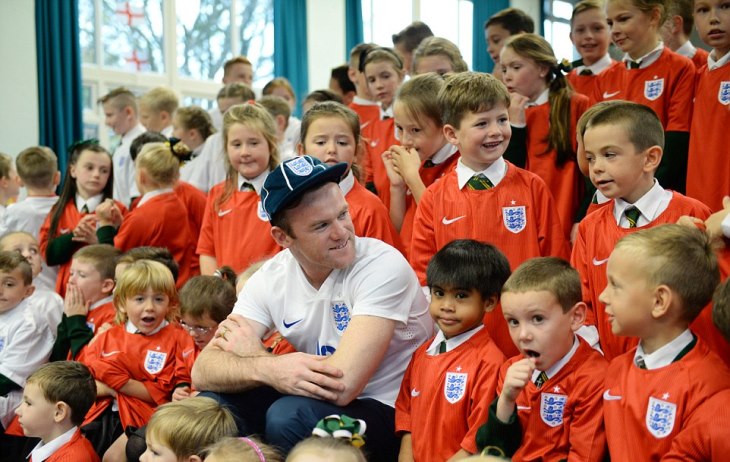 Уэйн с детишками из начальной школы в Ливерпуле