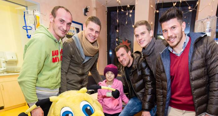 Дортмундцы вручили руководству клиники чек на 15 тысяч евро