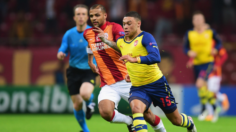 Фелипе Мело (слева) и Алекс Окслейд-Чемберлен