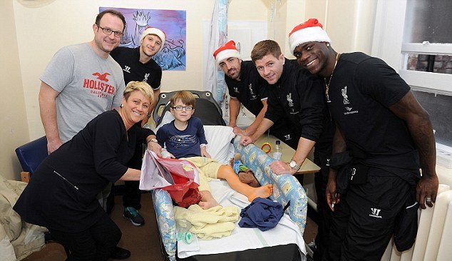 «Красные» в гостях у детишек из Alder Hey