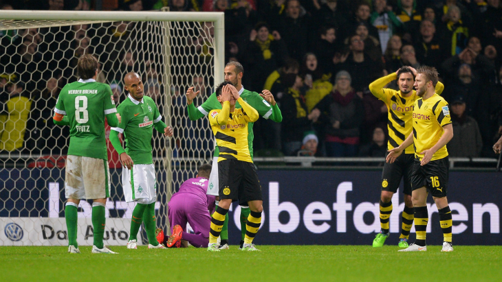 Синдзи Кагава только что из убойной позиции отправил мяч прямиком на трибуны