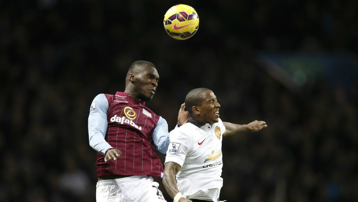 Гол Кристиана Бентеке (слева) прервал победную серию «МЮ»