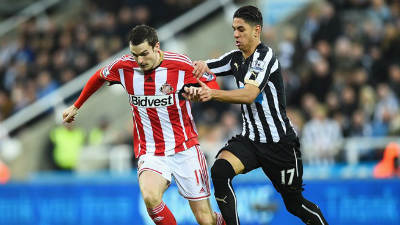 Адам Джонсон (слева)