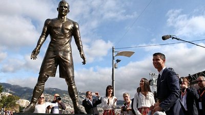 Роналду и его памятник