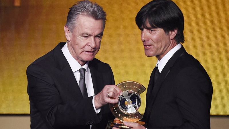 Йоахим Лев получает приз из рук Оттмара Хитцфельда