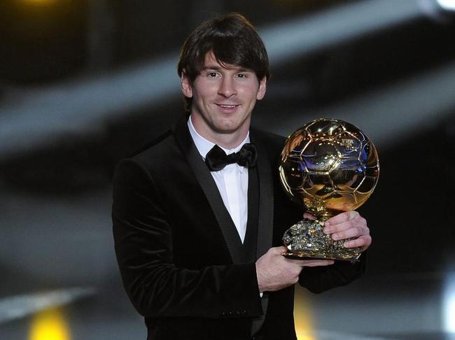 Второй «Золотой мяч» получает уже куда более стильный и лощенный Месси, чем в первый раз.