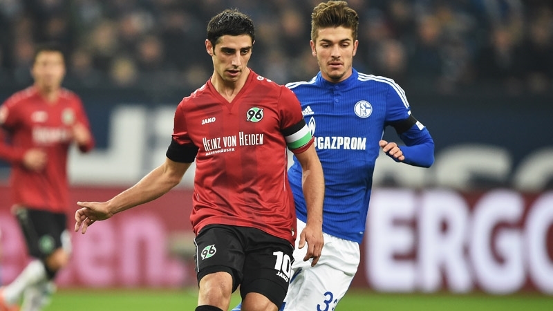 «Шальке» взял три очка и не отпустил в отрыв «Боруссию»