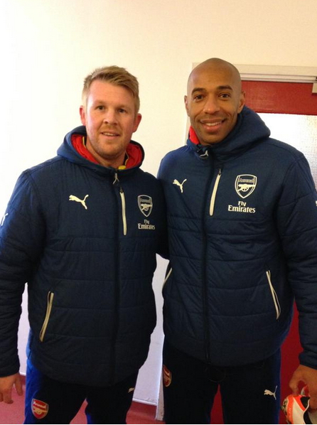Анри с тренером «Арсенала» Тревором Бамштедом