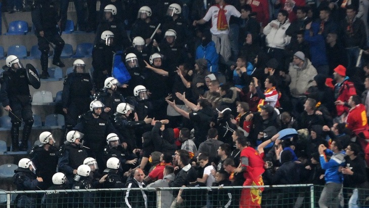 Драка болельщиков в перерыве