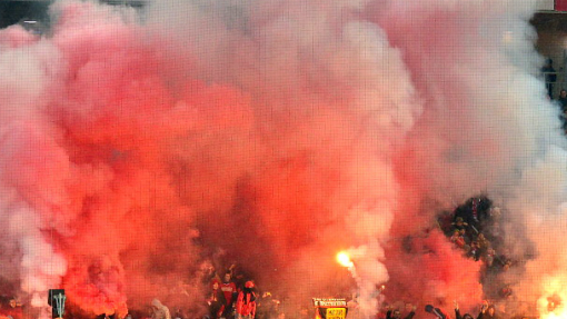 Фанаты жгут файеры