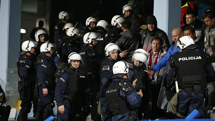 Полиции пришлось вмешаться, чтобы остановить перебрасывание креслами на трибунах