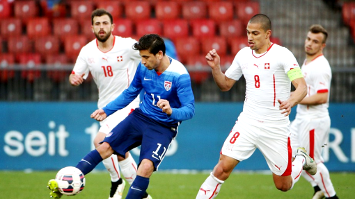 Алехандро Бедойя (с мячом) и Гекхан Инлер