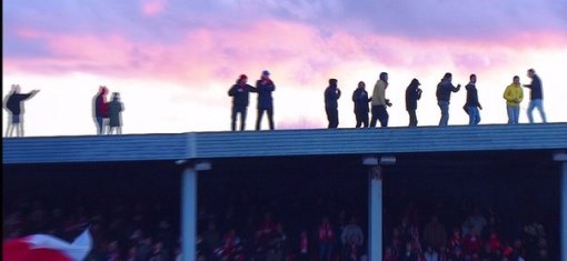 Болельщики «Спартака» на крыше стадиона «Арсенал»