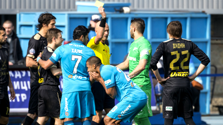 Арбитр Сергей Карасев привлек к себе внимание обеих команд