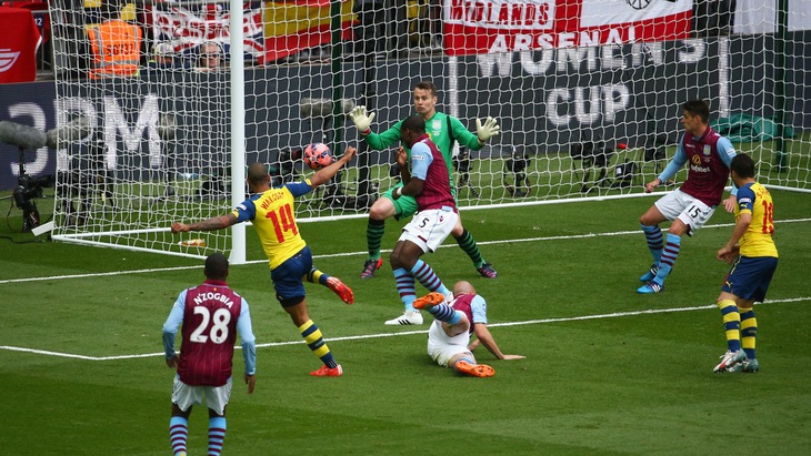 Уолкотт задал почин разгрому, открыв счет в финале Кубка Англии