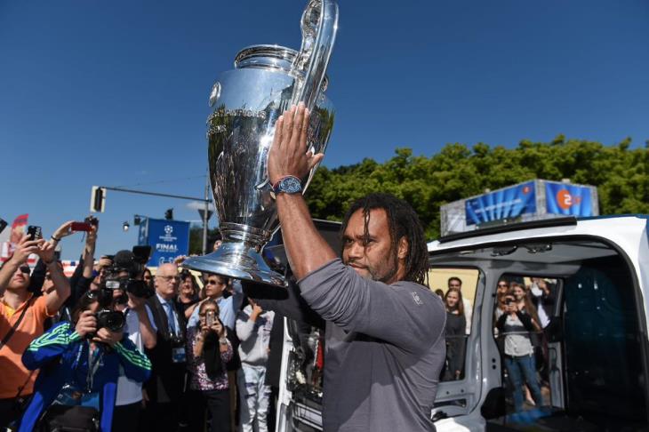 Кристиан Карамбе и кубок, который он дважды выигрывал с «Реалом»