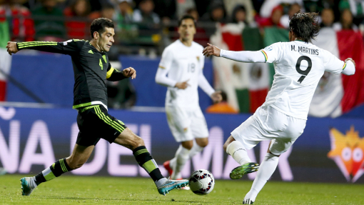 Рафаэль Маркес (слева)