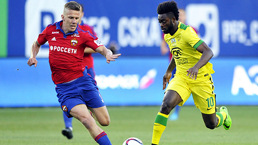 Лукман Аруна (справа)