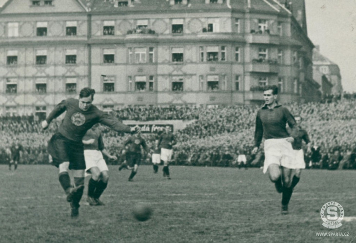 С мячом Всеволод Бобров